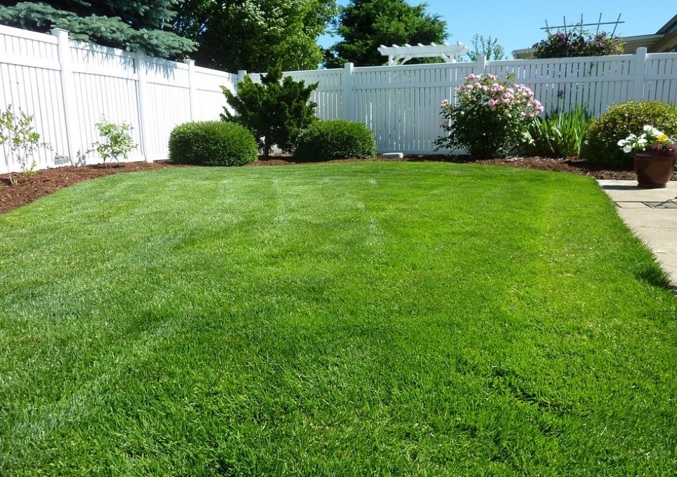 this image shows vinyl fence installation in Granite Bay, California