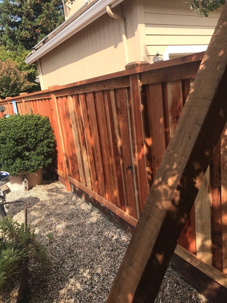 this is a picture of redwood fence in Granite Bay, CA